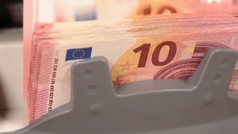 Counting small euro bills - camera dolly Видео 72581259