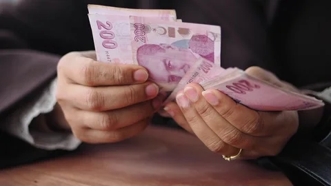 Counting Turkish Lira notes in a cafe 動画素材 345016114