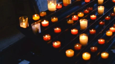 Countless candles, lit in the interior of a very dark catholic church Vídeo Stock 101347196