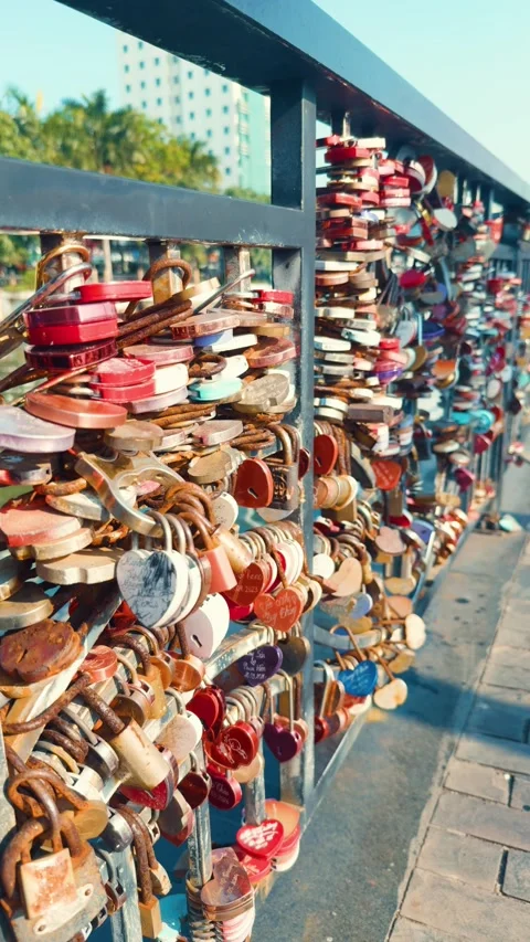 Countless love locks forming a colorful symbol of enduring romance and Vídeo Stock 332275150
