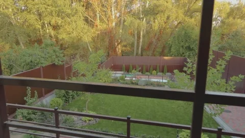 A country house plot with beautiful plants and a lawn. Beautiful backyard with Vídeos de archivo 146779545