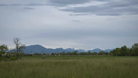 Countryside timelapse in a cloudy day with some mountains in the background. Vídeos de archivo 107610638