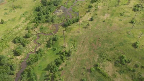 Countryside with trees fields small river and dirt road Vídeo Stock 136051840