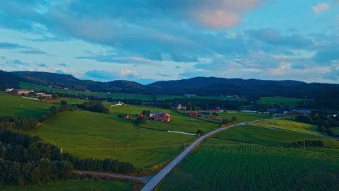 A Countryside Village With Fields, Dense Forests And Mountainous Terrain In Vídeo Stock 331375337