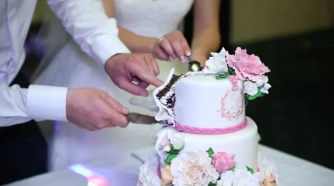 The couple and the wedding cake Stockbeeldmateriaal 45833558