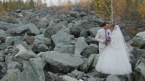 The couple are on the rocks. Vidéo 57902275