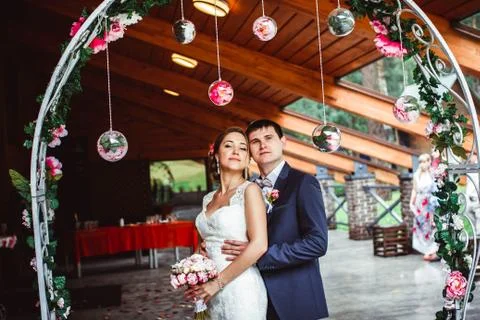 The couple are under the arch Stock Photos