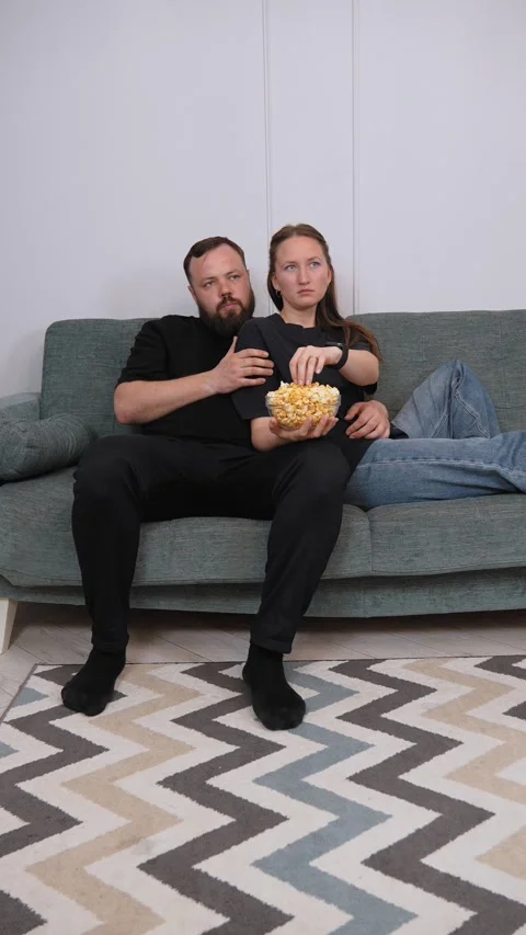 Couple arguing and discussing problems at home Vidéo 317444556