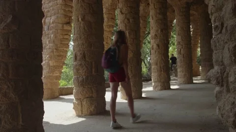 Couple Backpackers visiting the unique stone column viaduct in Parc Guell, Vidéo 171107802
