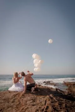 Couple with balloons on the beach. Foto stock