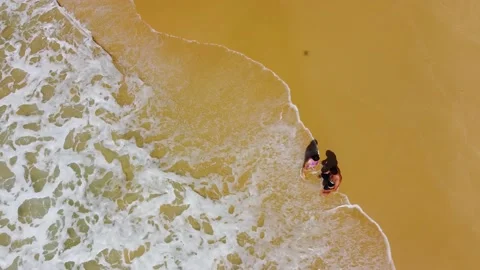 A couple on the beach is dancing, a couple performs strange dances 库存影片 168543541