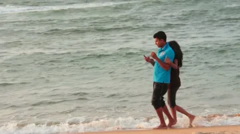 Couple on beach 库存影片 20588371
