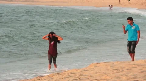 Couple on beach 库存影片 20592998