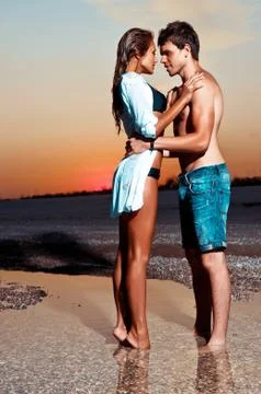 Couple on the beach at sunset Foto stock