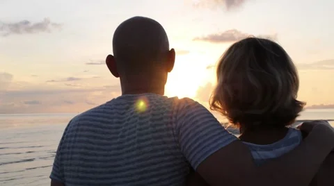 Couple on Beach at Sunset on Vacation Stockbeeldmateriaal 58202821