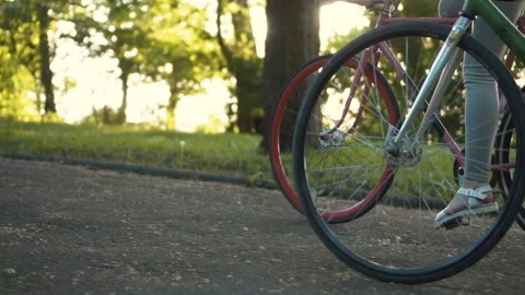 Couple on Bikes in Park Stockbeeldmateriaal 91795151