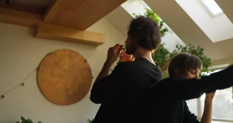Couple in black performing slow expressive dance with gymnastic elements in Vídeos de archivo 313468575