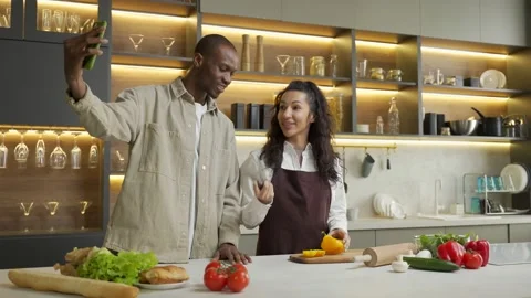 Couple bloggers record process of cooking salad on camera Vídeo Stock 170359861