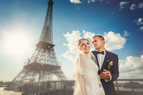 Couple on bridge in front of eiffel tower Stock Photos