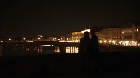 Couple on a bridge hugging and pointing, backlit 4k 库存影片 221071546