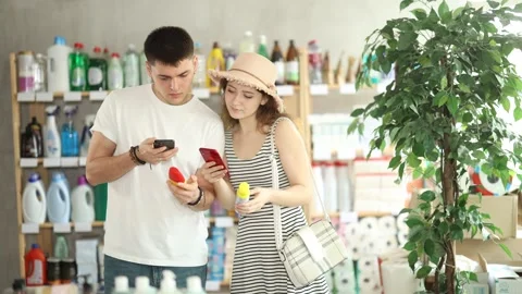 Couple buyer scans qr code on mosquito repellent label Vidéo 320923912