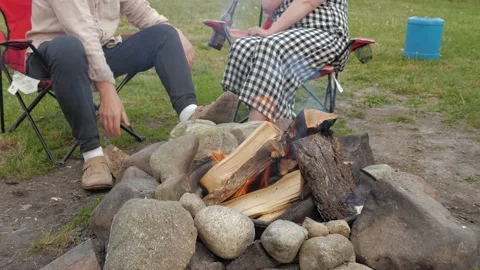 A couple by campfire. Stock-Footage 156765592