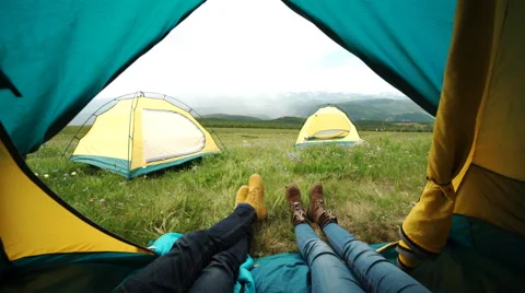 Couple in camping with campfire at night Видео 65403592