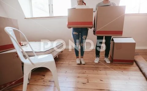 Couple with cardboard boxes moving to new house Stock-Fotos