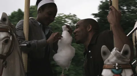 Couple on a carousel next to the Eiffel tower eating cotton candy Vídeo Stock 43116909
