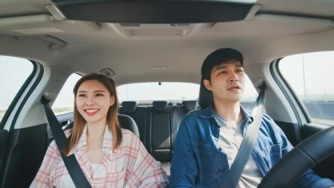 Couple chat in highway Stockbeeldmateriaal 121888048
