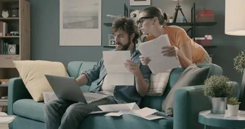 Couple checking bills and paperwork at home Vídeos de archivo 151096071