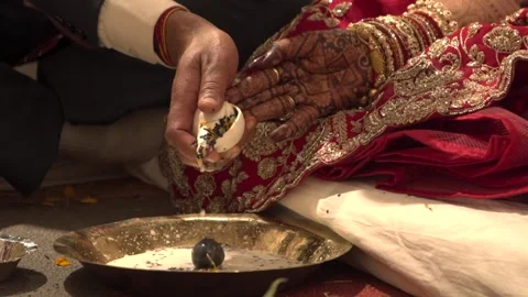 Couple Circling Sacred Fire During Indian Marriage Ritual 库存影片 337623724