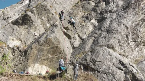 A couple climbing Video stock 151720246