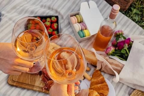 Couple clinking with two glasses of rose wine. Stockfoto's