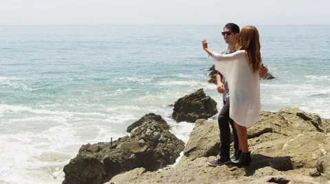 Couple on the coast 스톡 동영상 62345086