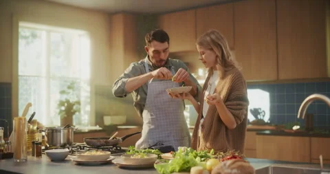Couple Cook in Kitchen 動画素材 321126188