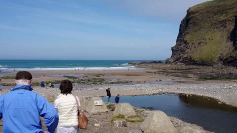 Couple at Crackington Haven beach in Cornwall, zoom out Vidéo 280719559