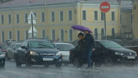 The couple crosses the road in the rain Stock Footage 80249205