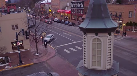 Couple crossing street while Christmas shopping Stock Footage 59169337