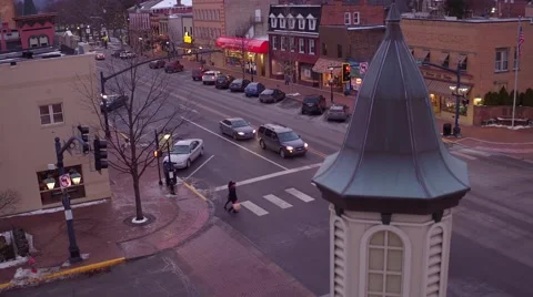 Couple crossing street while Christmas shopping Stock Footage 59169370
