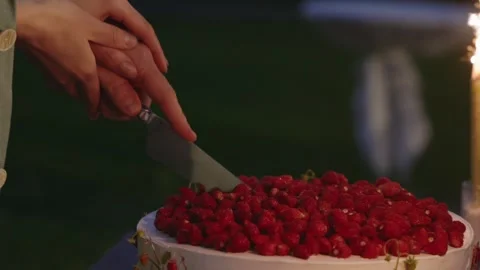 Couple cuts wedding cake adorned with strawberries during outdoor celebration Vidéo 339458974