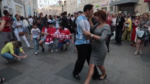 A couple dancing Argentine tango on central Moscow's street, Russia Vídeo Stock 149400632