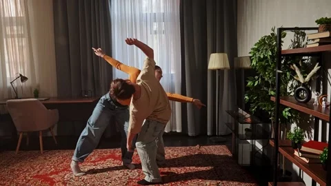 Couple Dancing Gracefully in a Modern Living Room Setting Vidéo 334565807