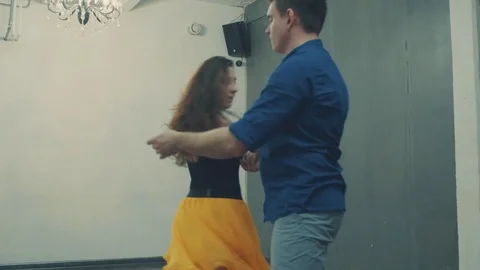 A couple dancing in the hall 動画素材 73289563