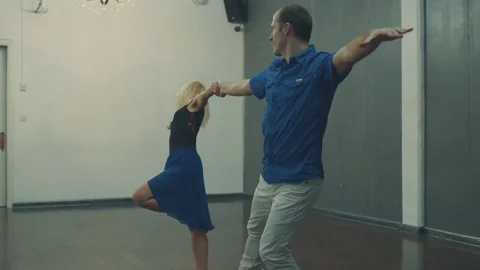 A couple dancing in the hall Video stock 73291480