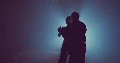 Couple dancing romantic tango at night. Silhouette couple ballroom. Smoke Vídeo Stock 87816523