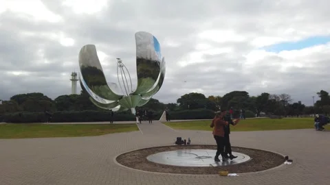 Couple Dancing Tango in Front of Floralis Generica at Plaza de las Naciones Video stock 337686660