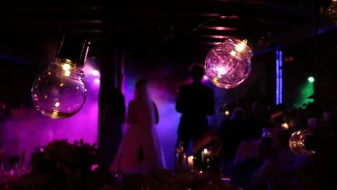 Couple dancing at their wedding 库存影片 77334783