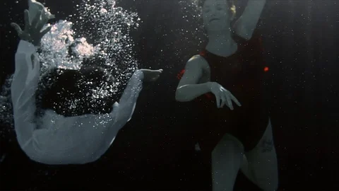 Couple dancing underwater. 스톡 동영상 88405235