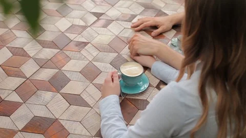 Couple on date holding hands 動画素材 83246223